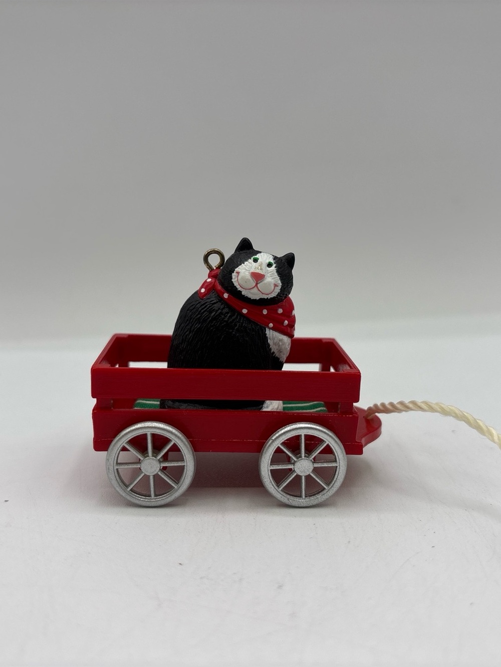 Hallmark Keepsake 1989 Vintage Country Cat Handcrafted Ornament